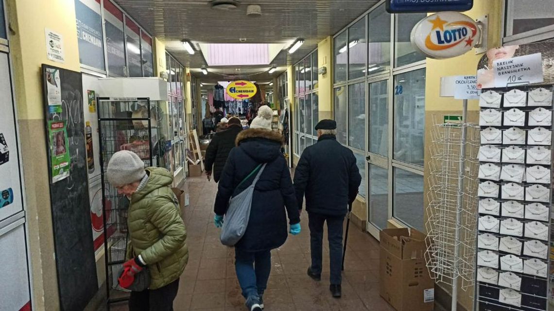 Kiepski stan hali, drożyzna i obawy o sklep charytatywny