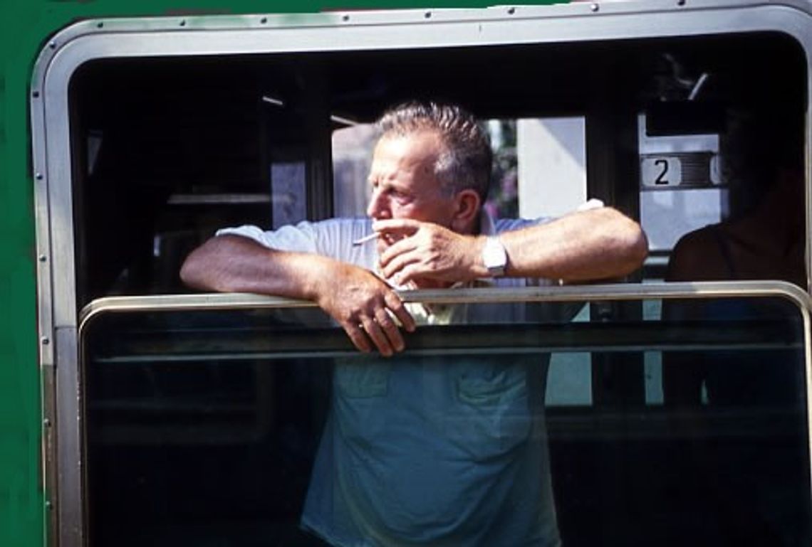 Kiepują na podłogę. Niedopałki gaszą nawet na ścianach Kiepują na podłogę. Niedopałki gaszą nawet na ścianach