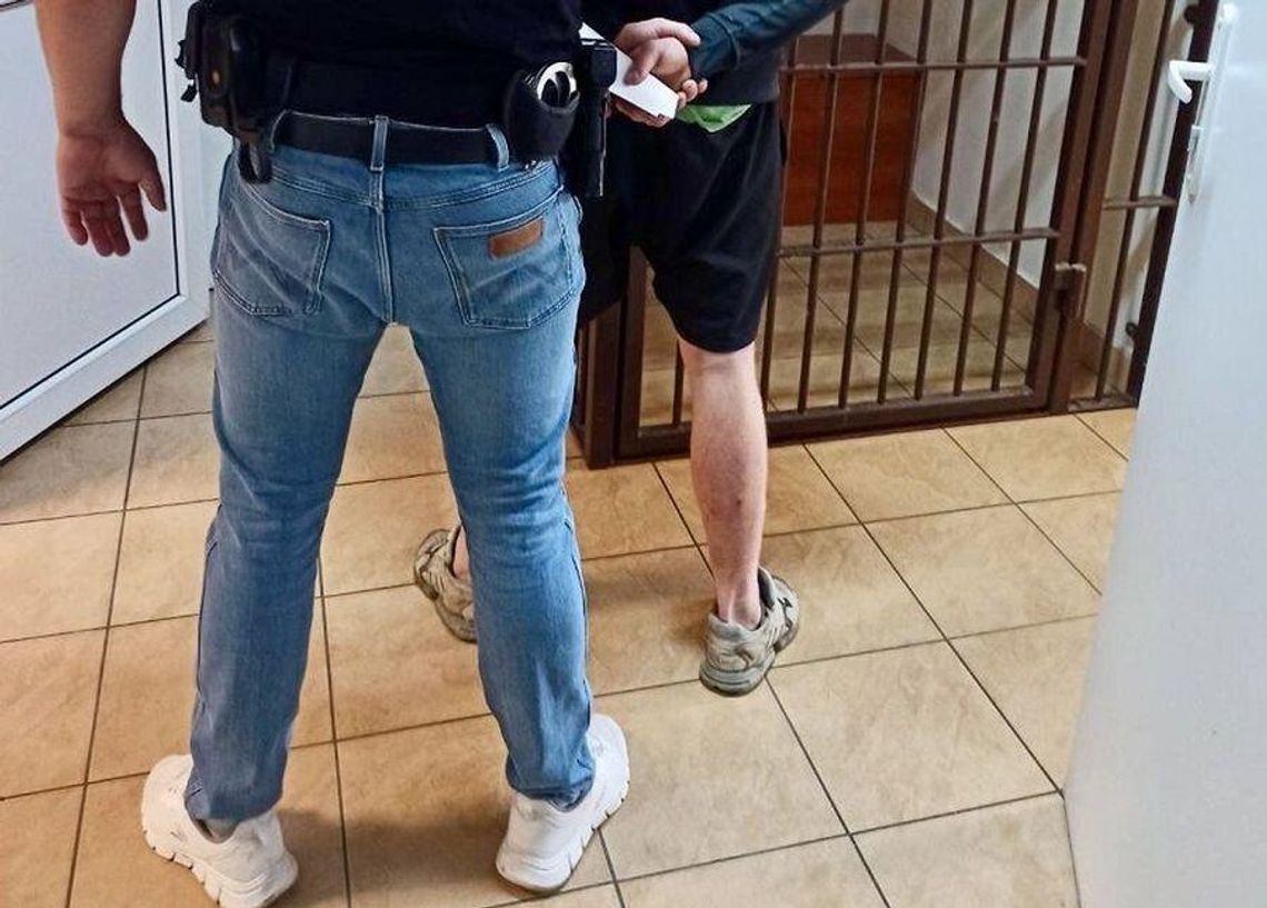 Kilka razy włamywał się do wiaty magazynowej. Kradł głównie napoje Kilka razy włamywał się do wiaty magazynowej. Kradł głównie napoje