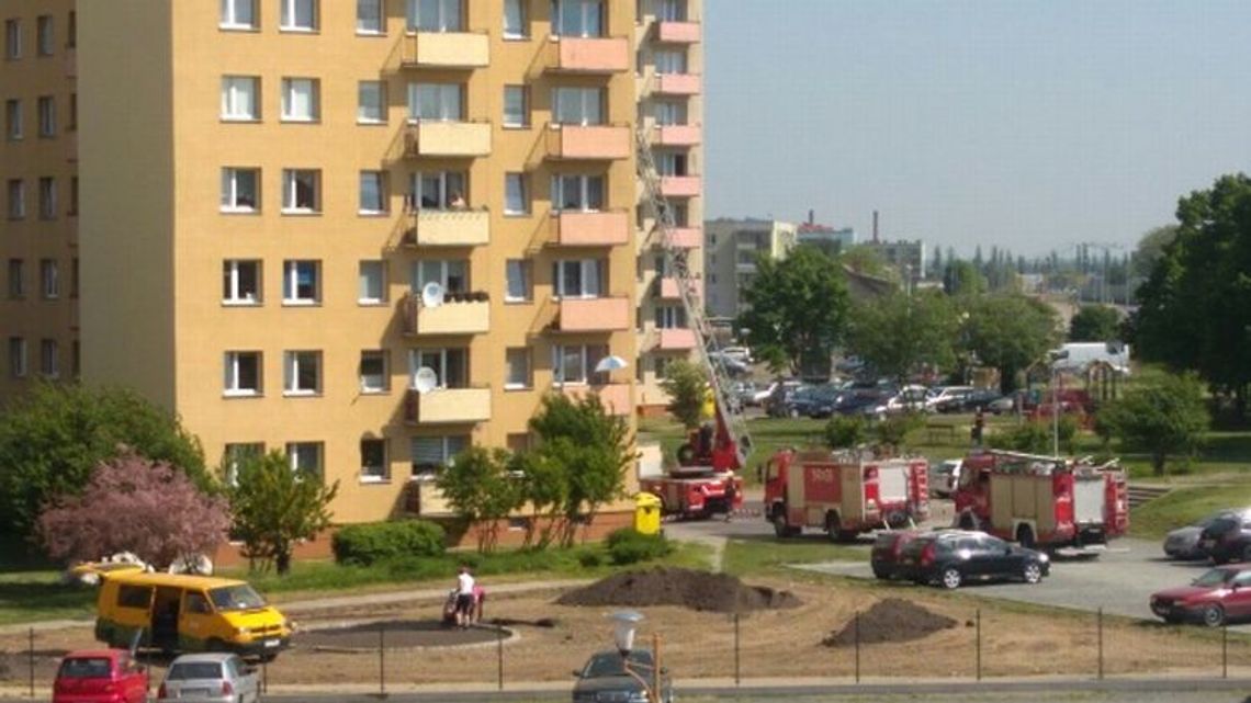 Kilka wozów strażackich przy bloku na ul. Jagiełły w Tczewie. Co się stało?