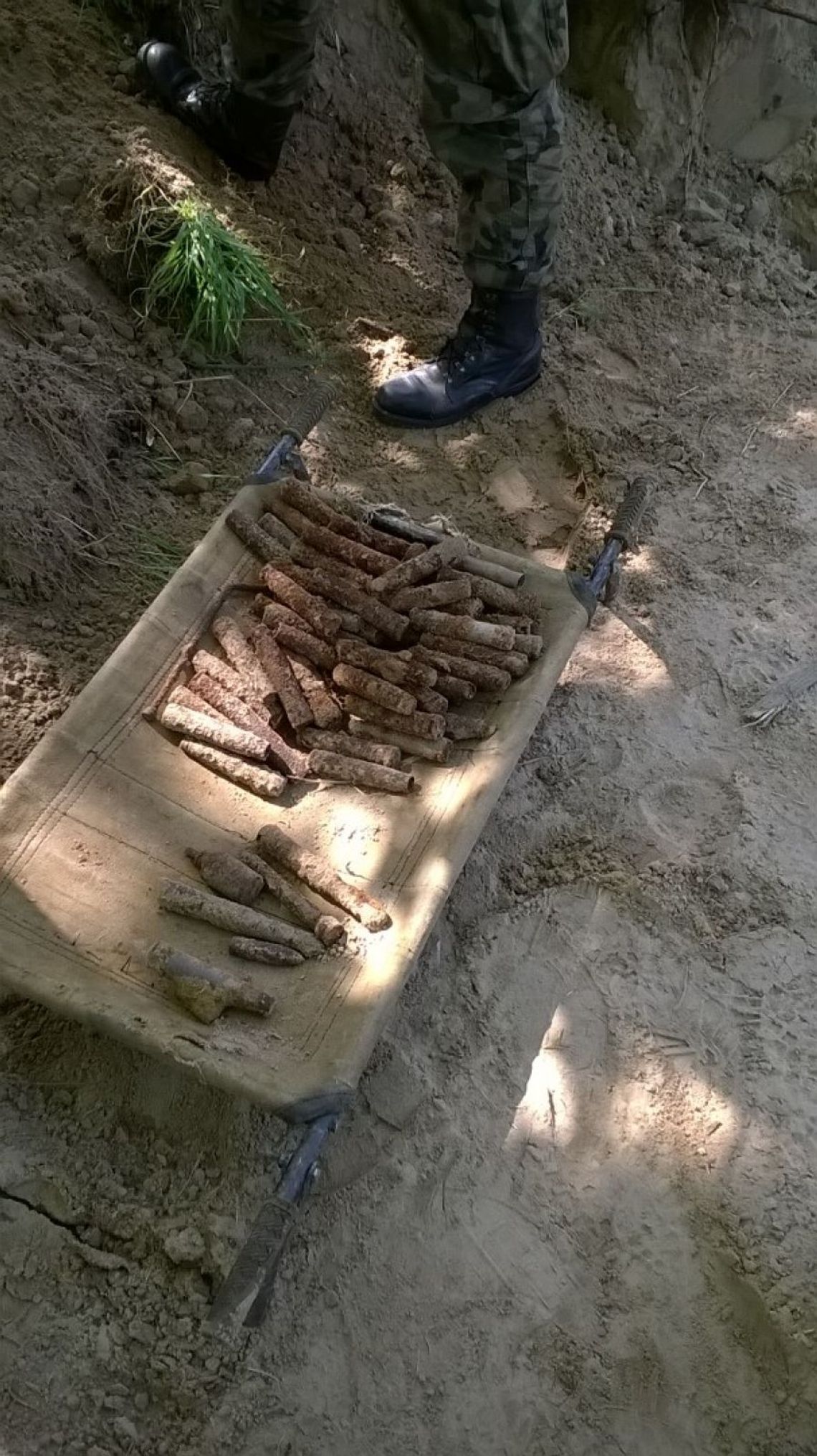 Kilkadziesiąt pocisków na prywatnej działce w Tymawie! Na miejsce wezwano jednostki saperskie