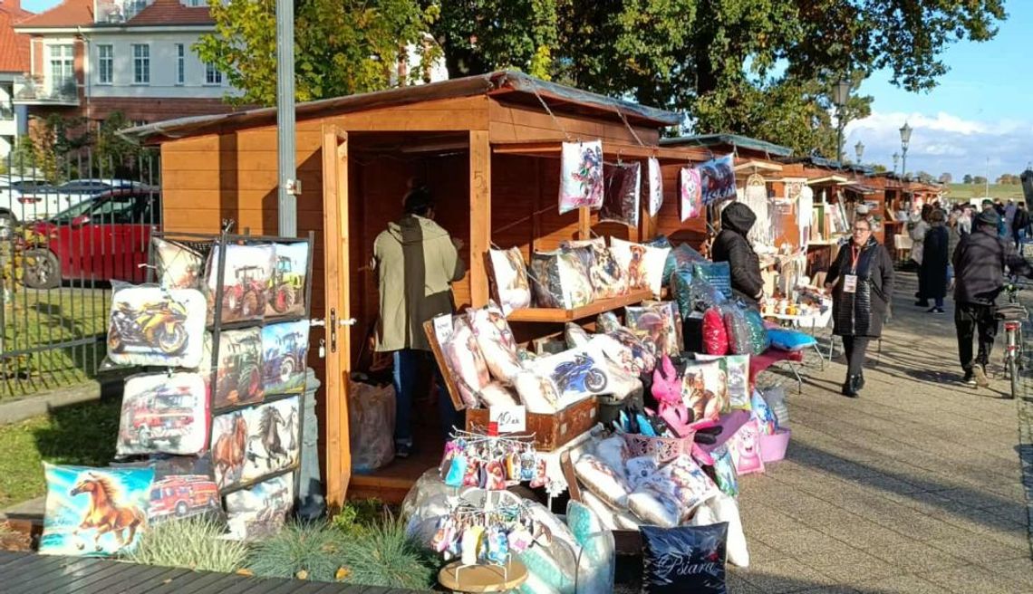 Kilkanaście stoisk rękodzielników: od rzemieślniczych kulinariów po poduszki, torby, obrazy i wiele innych Kilkanaście stoisk rękodzielników: od rzemieślniczych kulinariów po poduszki, torby, obrazy i wiele innych