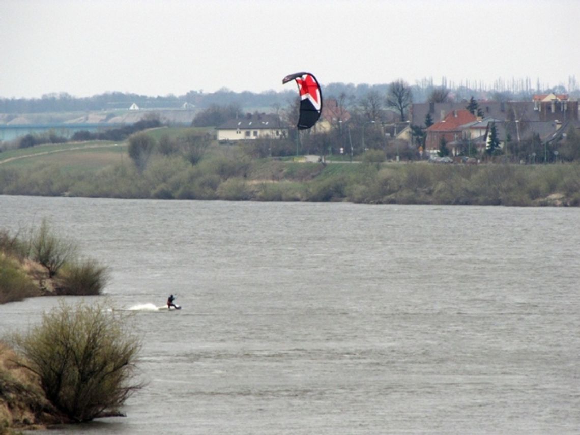 Kitesurfing na wiślanych falach