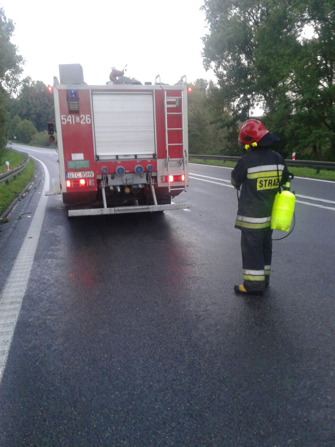 Kolejna plama oleju tym razem na "berlince". Jedno z aut wpadło w poślizg i zaliczyło stłuczkę