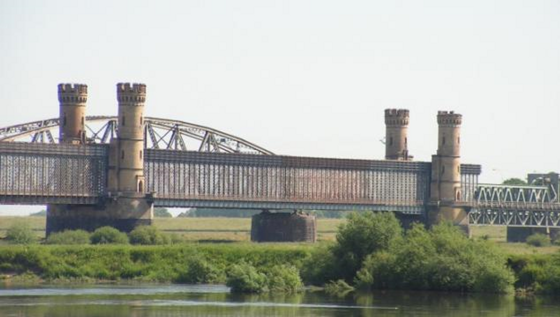 Kolejny mężczyzna chciał skoczyć z mostu! Tym razem 22-latek 