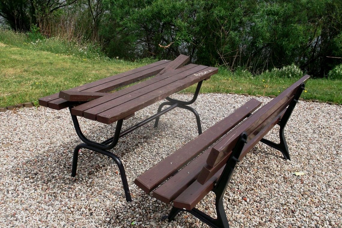 Kolejny wandalizm. Łobuzy wyżywają się na ławkach i stołach Kolejny wandalizm. Łobuzy wyżywają się na ławkach i stołach