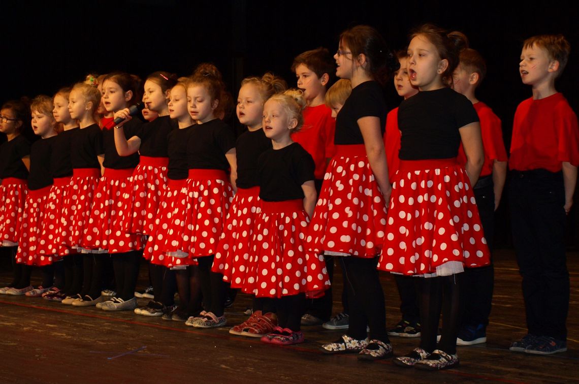 Kolorowy występ z okazji Dnia Babci i Dziadka (ZDJĘCIA) Kolorowy występ z okazji Dnia Babci i Dziadka (ZDJĘCIA)
