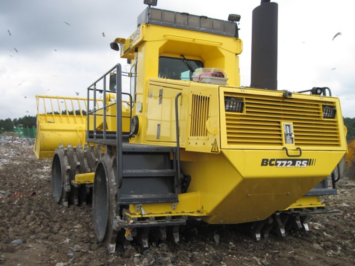 Kompaktor za ponad 2 miliony zł. 37-tonowa maszyna na składowisku Kompaktor za ponad 2 miliony zł. 37-tonowa maszyna na składowisku