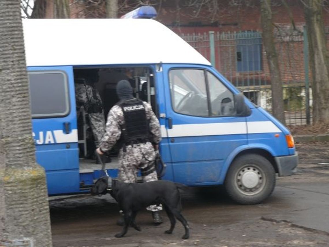 Koniec alarmu bombowego w Tczewie, pirotechnicy w akcji z walizką