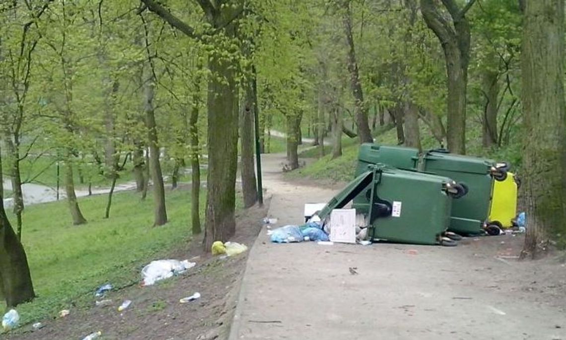 Kontenery lecą ze skarpy… Wandale znaleźli sobie nową zabawę! Kontenery lecą ze skarpy… Wandale znaleźli sobie nową zabawę!