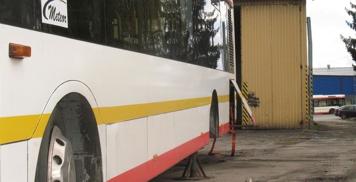 Kontrola autobusów na węźle. 11 pojazdów sprawdzonych, zatrzymane dwa dowody rejestracyjne