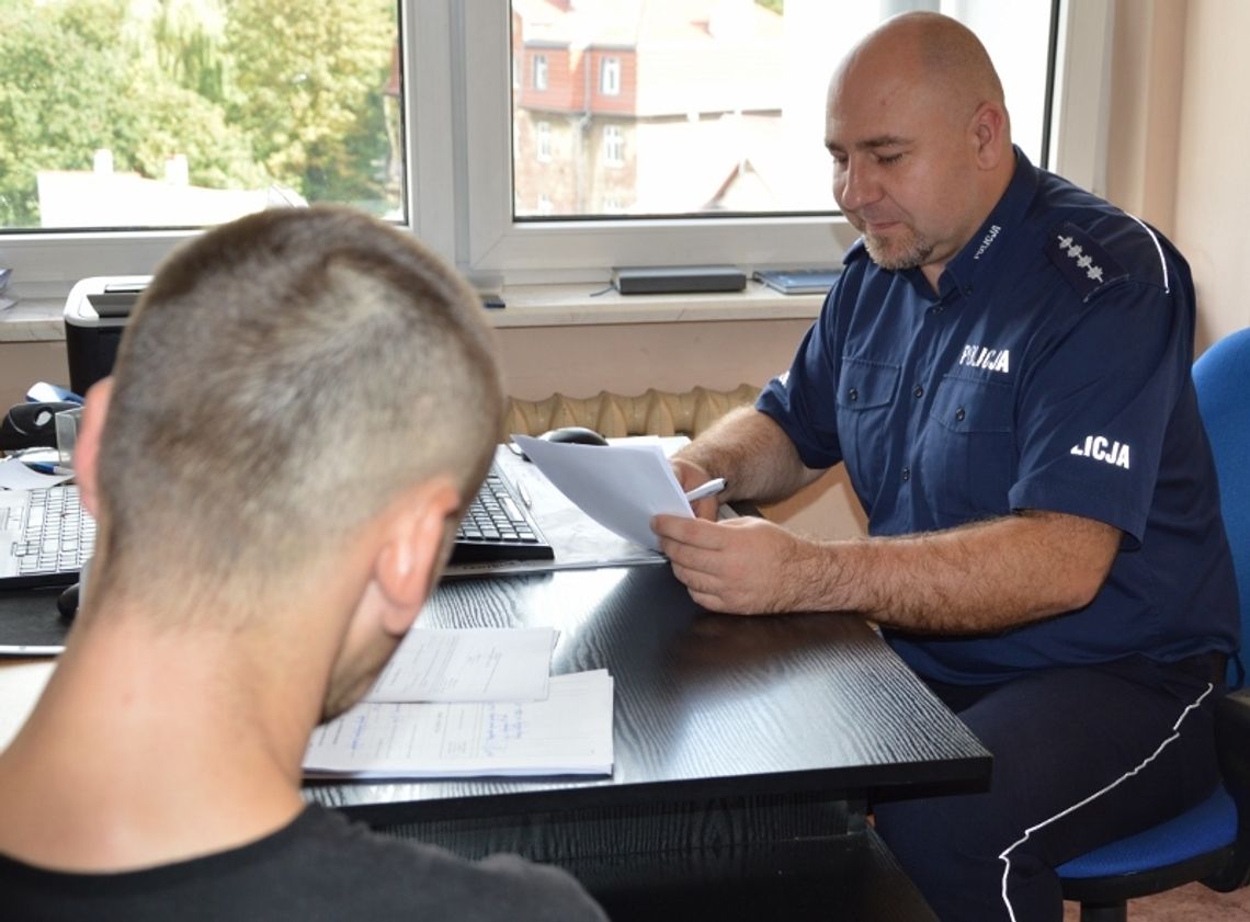 Kopał i uderzał w drzwi mieszkania swojej matki. Kosztowna awantura