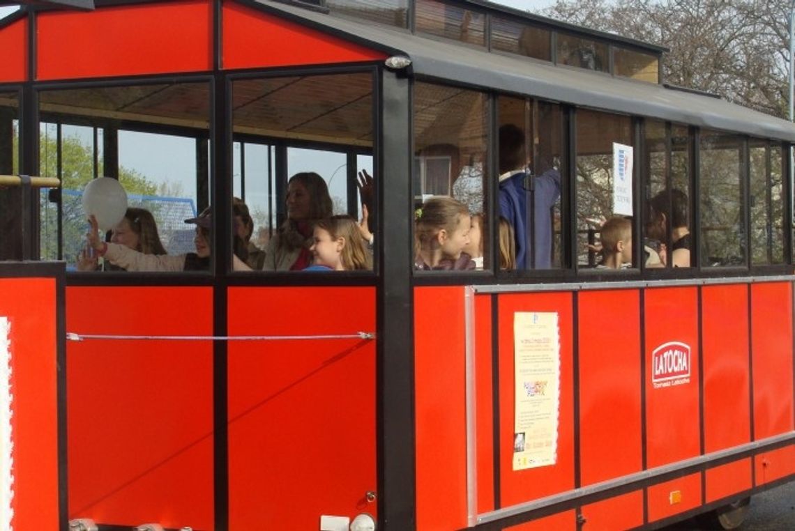 Korki (chwilowo) rozładowane. Zamiast tłumu oficjeli, dzieci z balonikami...