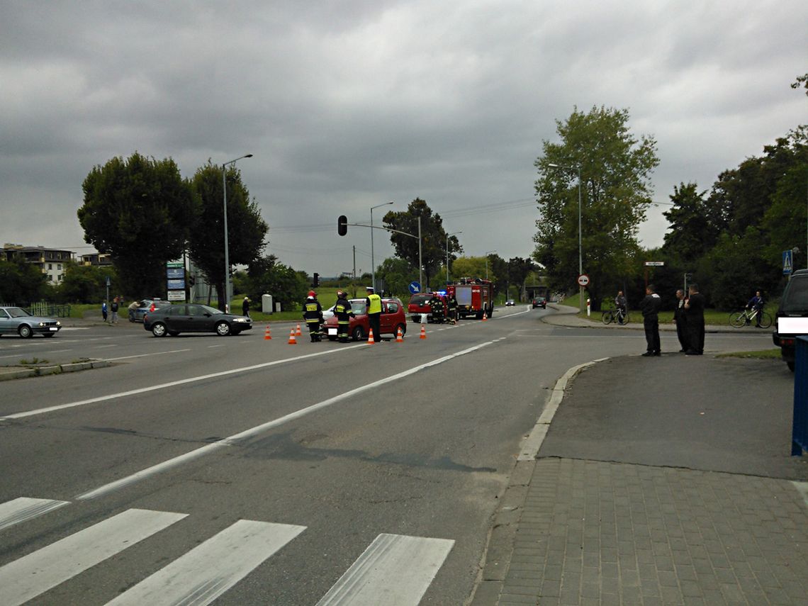 Kraksa na al. Solidarności i ul. Malinowskiej. Dwie osoby ranne Kraksa na al. Solidarności i ul. Malinowskiej. Dwie osoby ranne