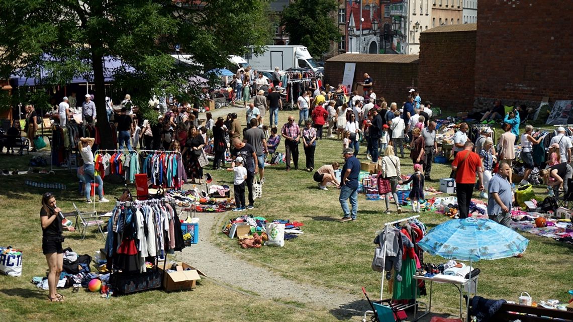 Kramarze przejęli Stare Miasto. Ponad 100 kramów prezentowało domowe skarby. AWANGARDA KULTURY LOKALNEJ