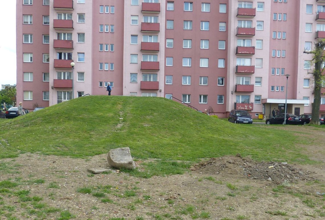 "Kto posprząta rozbite szkło przy skwerze?" "Kto posprząta rozbite szkło przy skwerze?"