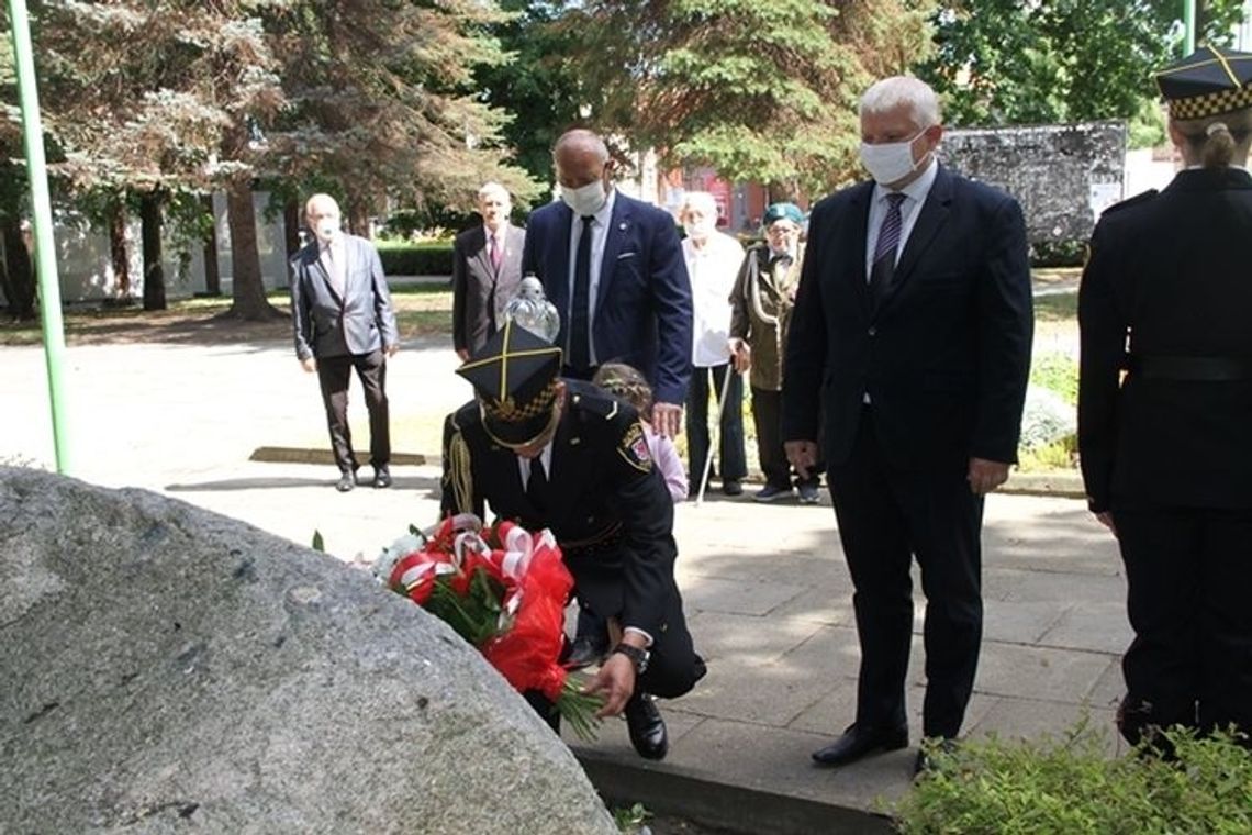 Kwiaty i znicze w hołdzie powstańcom Kwiaty i znicze w hołdzie powstańcom