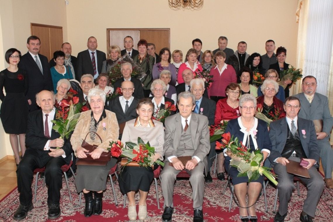 Kwiaty, życzenia i toast szampanem Kwiaty, życzenia i toast szampanem