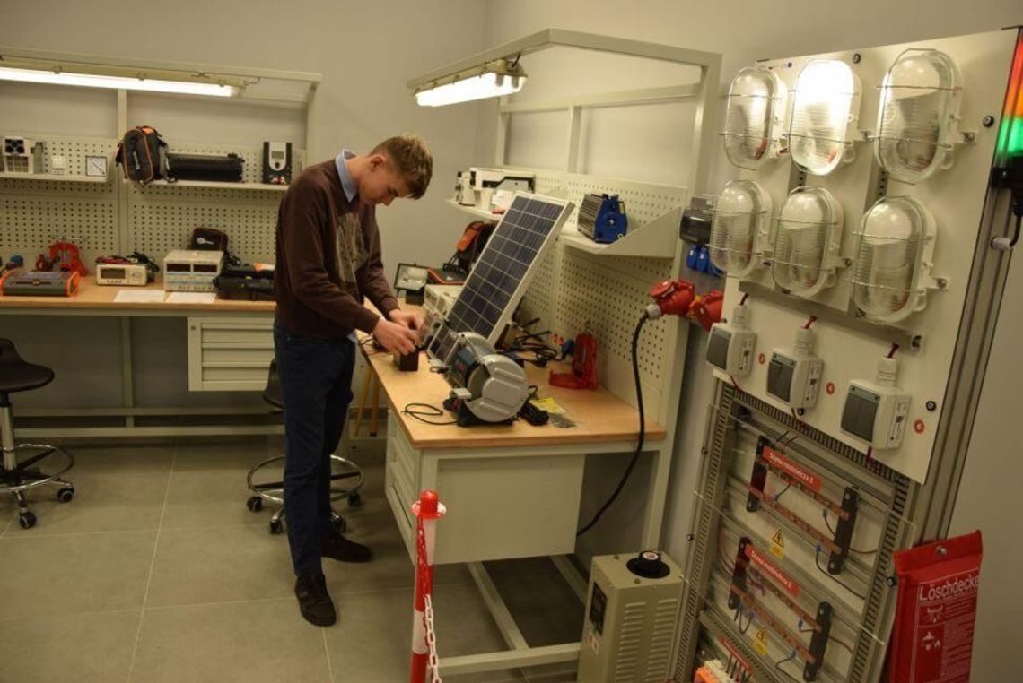 Elektronika, maszyny, nowoczesne laboratoria. Szkoła w Swarożynie przeszła na ZIELONĄ STRONĘ MOCY!