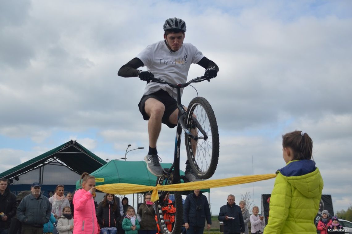 Latające rowery w Pelplinie Latające rowery w Pelplinie