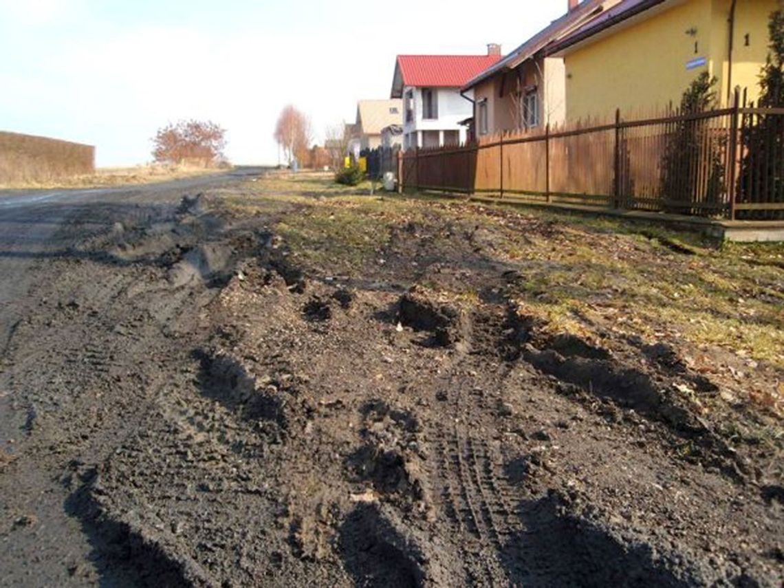 Lepsza szutrowa niż błotna... Lepsza szutrowa niż błotna...