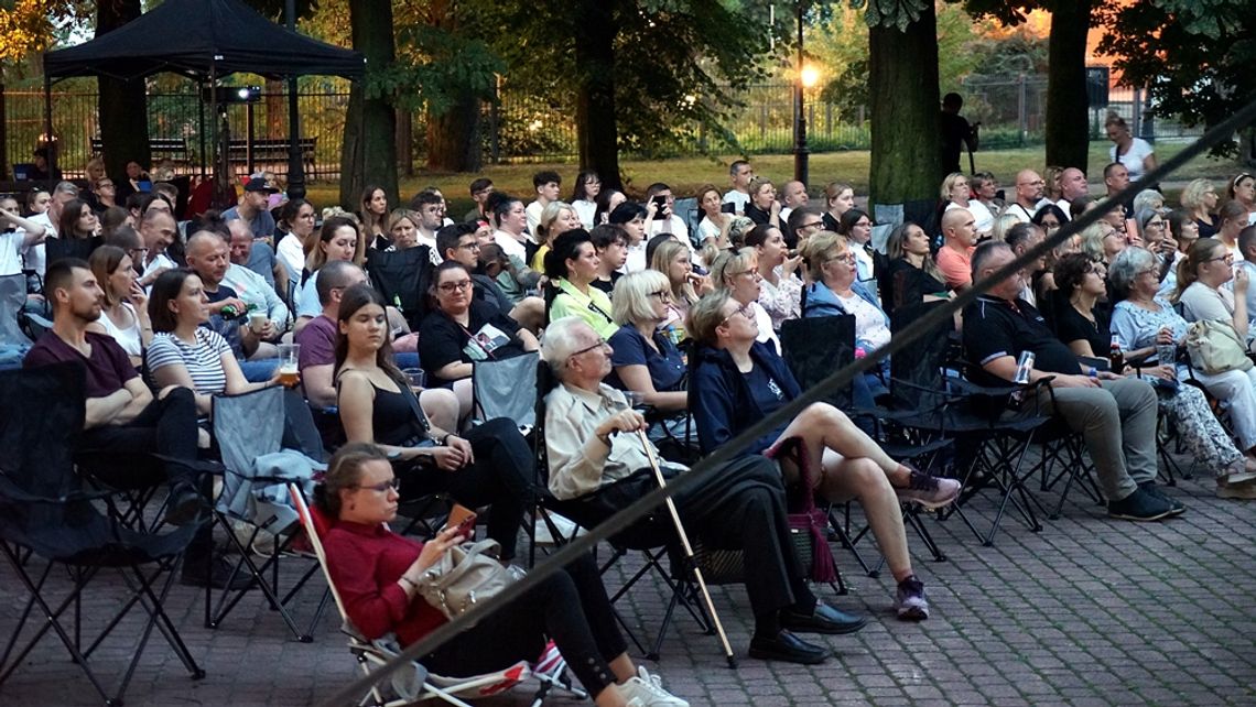 Letni seans w parku Centrum Kultury i Sztuki. Widownia obejrzała „Wieloryba” D. Arofosnky'ego