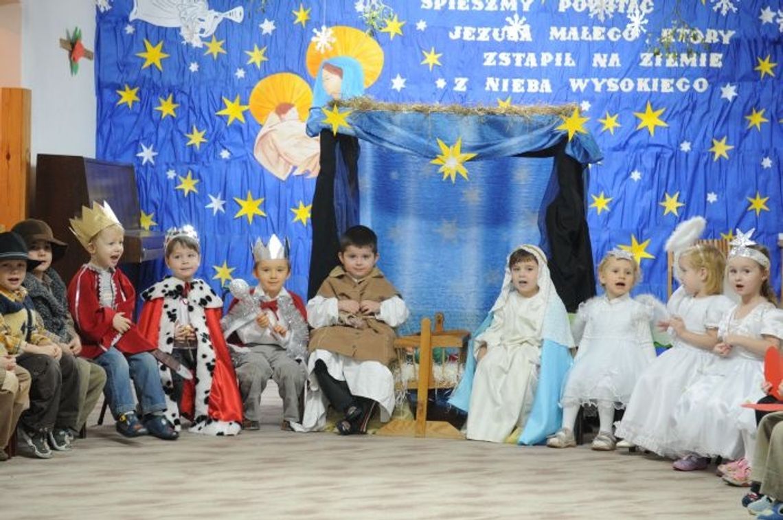 Mali aktorzy jako aniołki... Teatralny debiut w przedszkolu Mali aktorzy jako aniołki... Teatralny debiut w przedszkolu