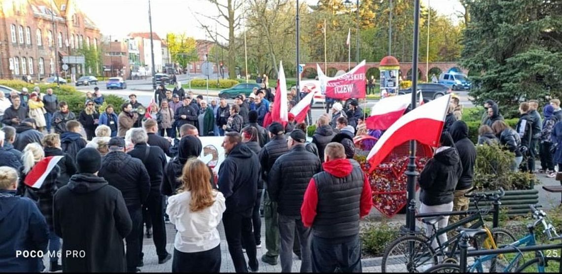 Manifestacja pod tczewskim ratuszem.  Nie dla polityki migracyjnej UE