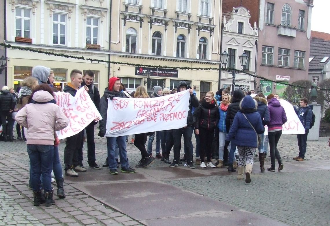 Marsz ulicami Tczewa. 250 uczniów szło z transparentami
