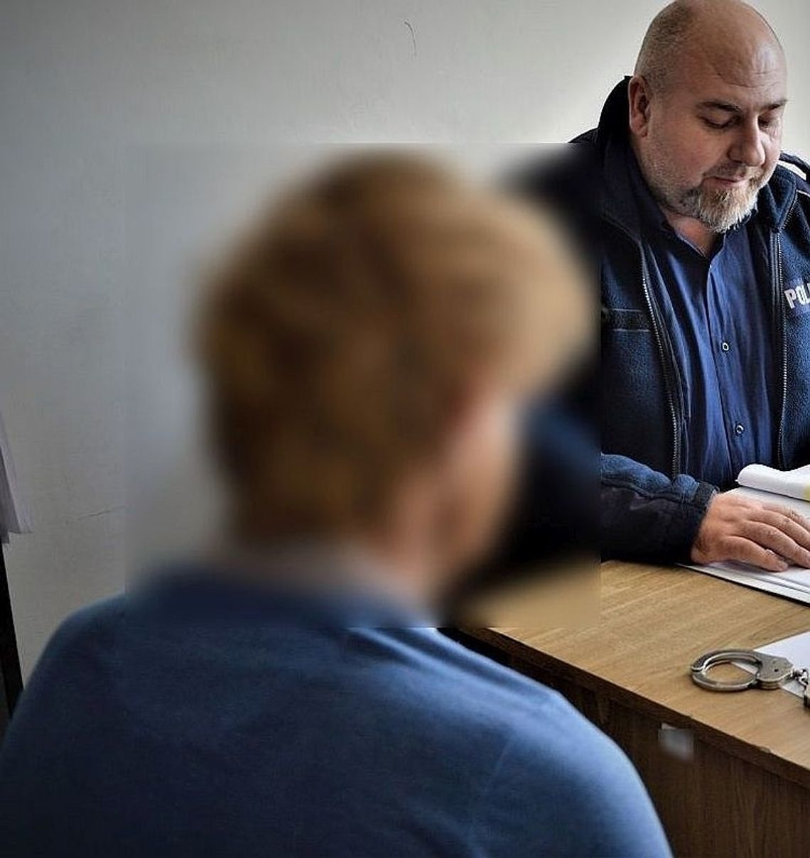 Matka nie wpuściła 21-latka do mieszkania, więc zniszczył drzwi. Matka nie wpuściła 21-latka do mieszkania, więc zniszczył drzwi.