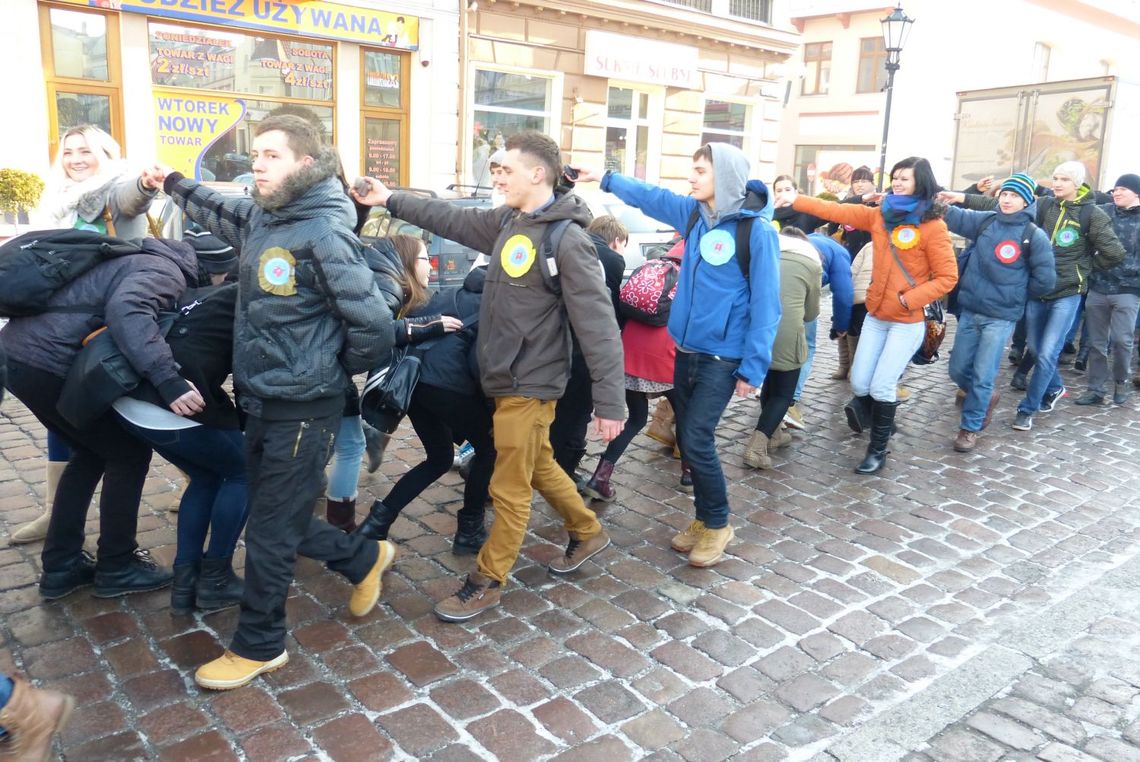 Maturzyści zatańczyli na ulicach poloneza [ZDJĘCIA]