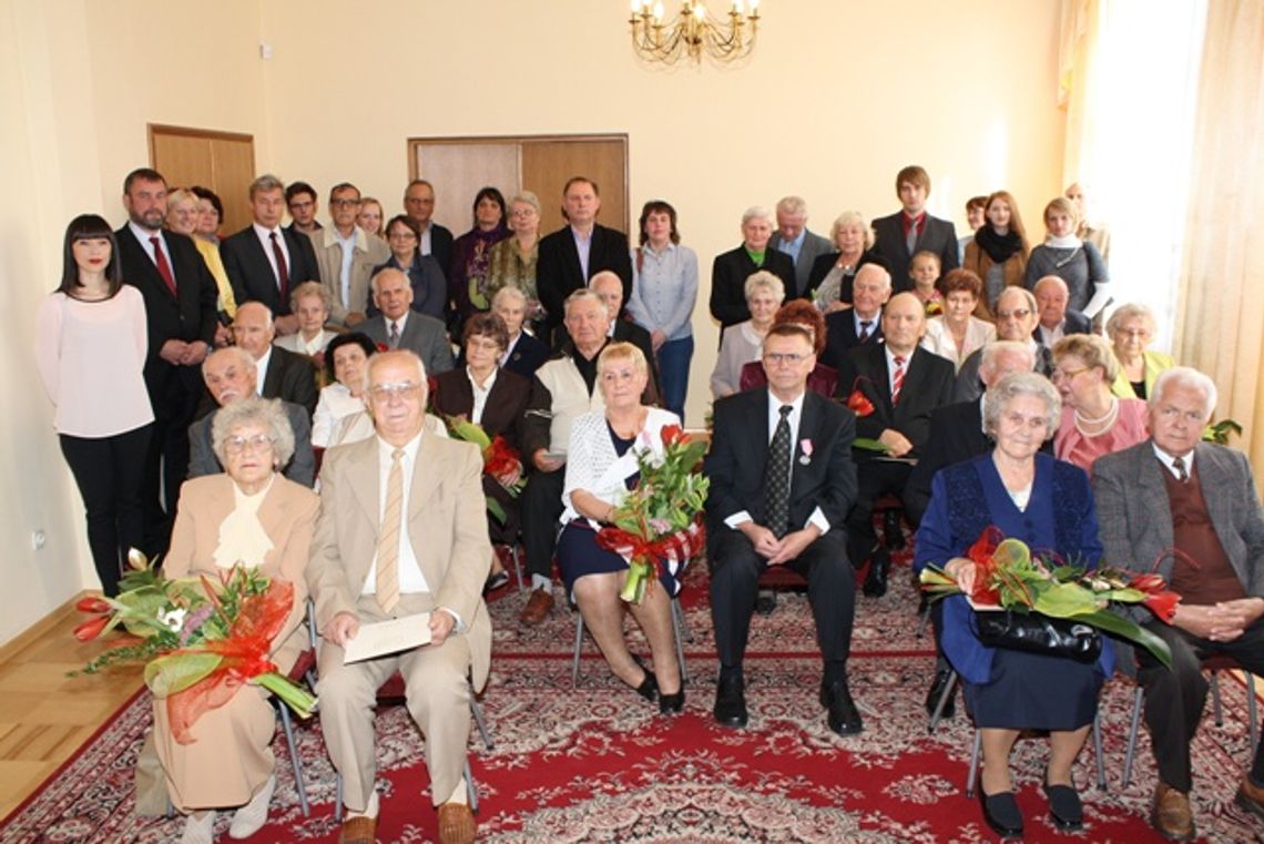 Medale, kwiaty i toast szampanem. Weselni jubilaci w Urzędzie Stanu Cywilnego
