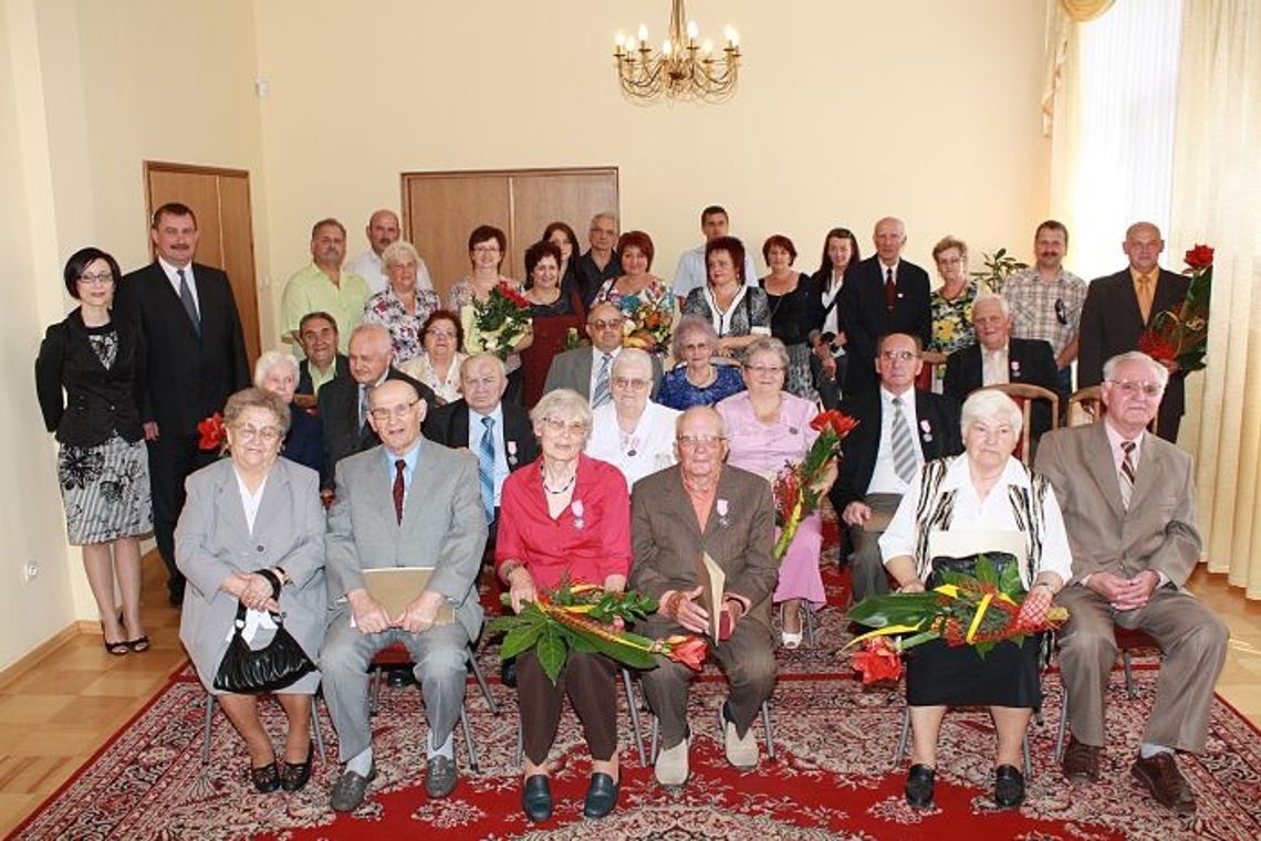 Medale za długoletnie pożycie - weselni jubilaci w USC