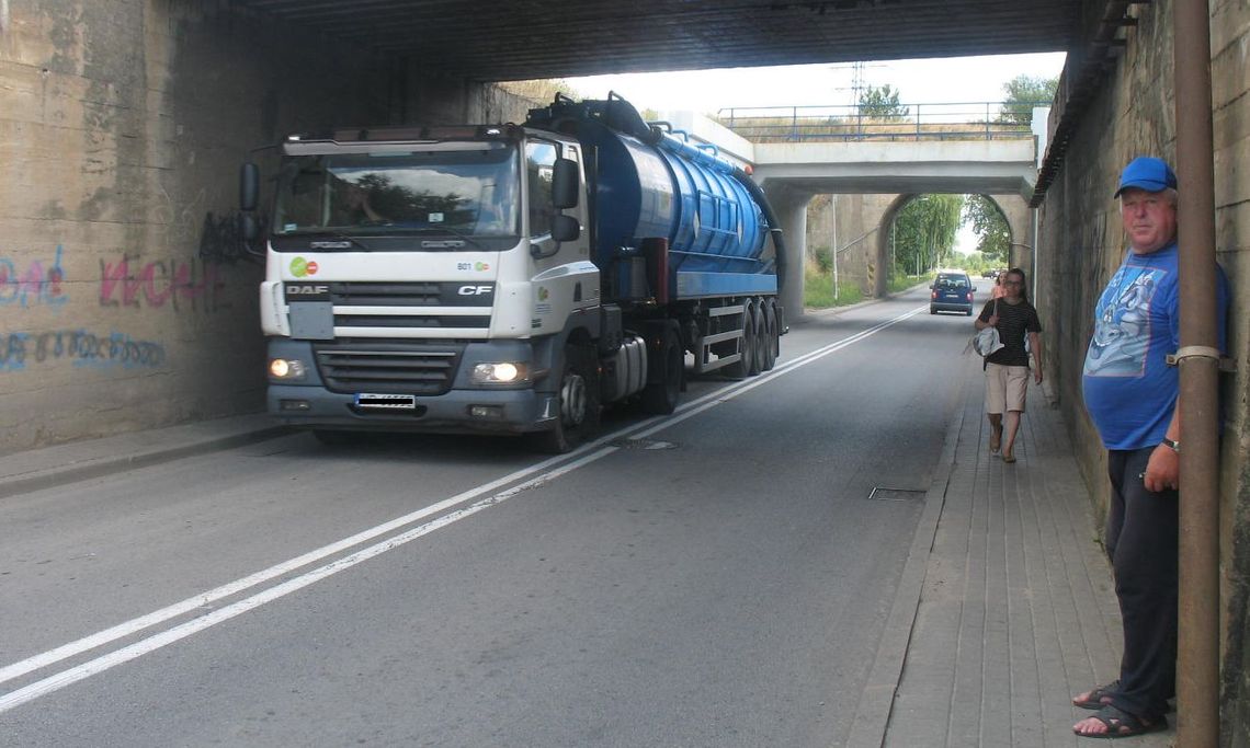 „Miałem w oczach śmierć”. Czy pod wiaduktami nie można zamontować barierek?