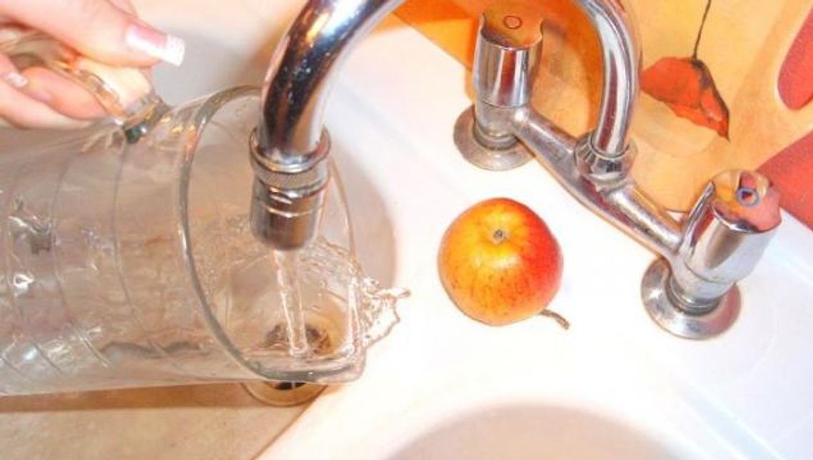 Mieszkańcy czekają na wodę. Ciągle nie nadaje się do picia