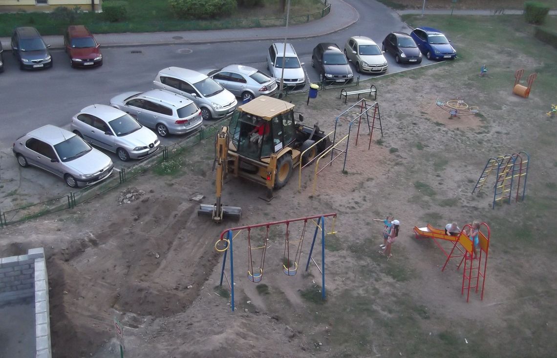 Mieszkańcy protestują: "Nie chcemy śmietnika na placu zabaw!" Mieszkańcy protestują: "Nie chcemy śmietnika na placu zabaw!"