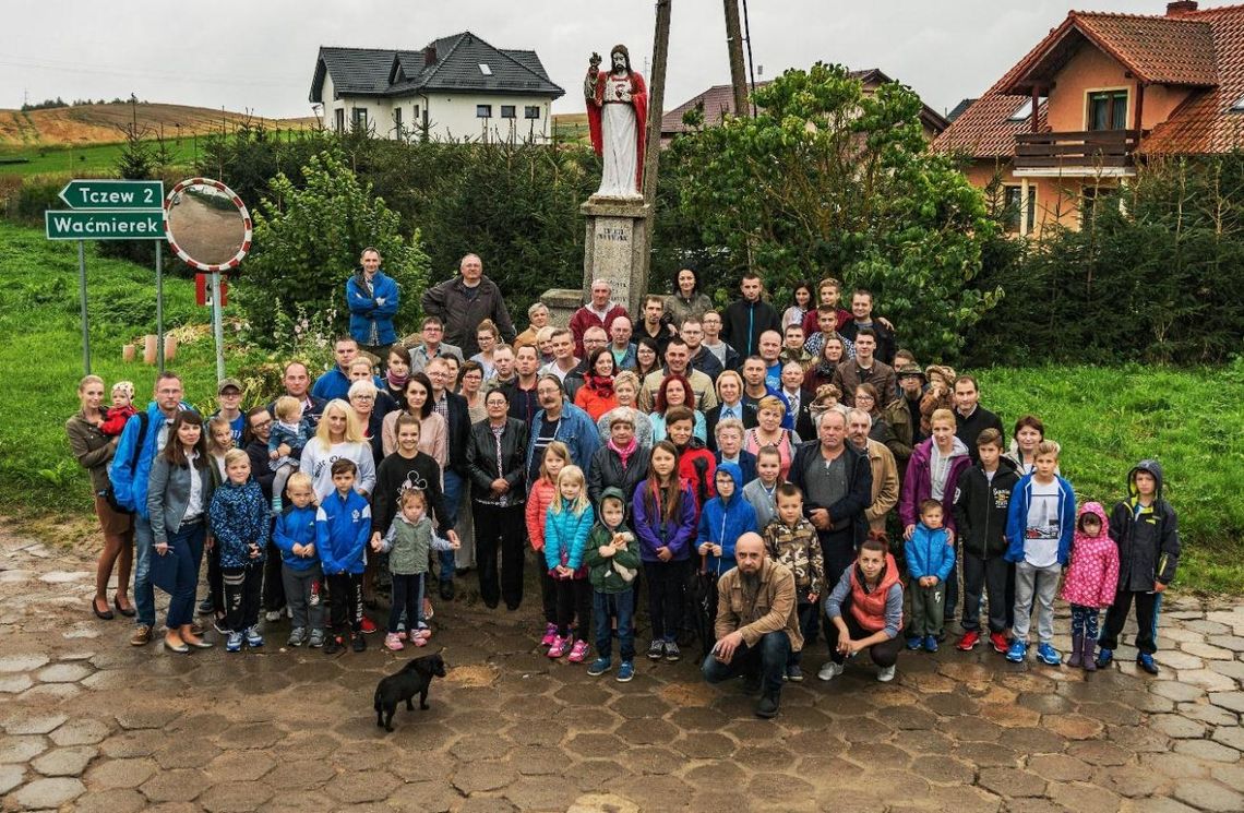 Mieszkańcy Śliwin zrobili sobie grupową "fotkę". Teraz umieszczą ją w kapsule czasu! Mieszkańcy Śliwin zrobili sobie grupową "fotkę". Teraz umieszczą ją w kapsule czasu!