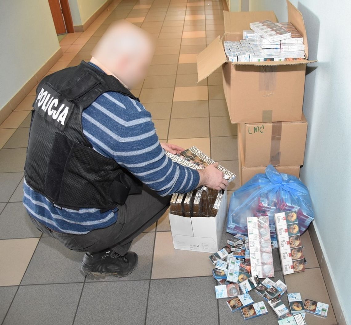 Mieszkaniec powiatu tczewskiego zatrzymany na bramce A1. W osobowym aucie miał... 28 tys. papierosów!