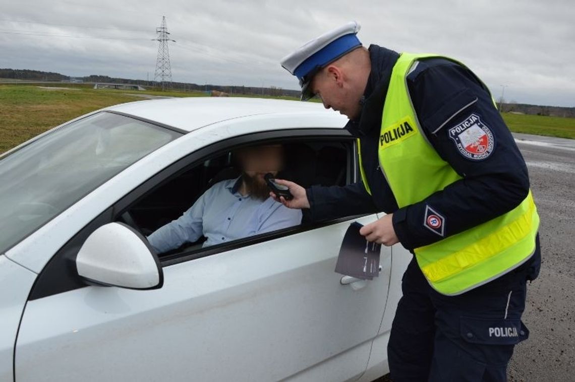 Mikołajkowa kontrola w Swarożynie. Kierowcy dwóch aut dostali... niechciane "prezenty"