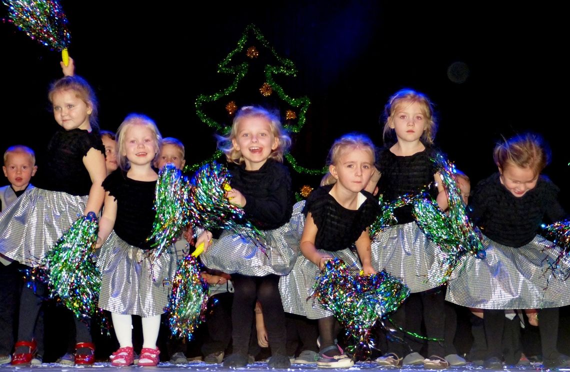 Mikołajkowy koncert "Jarzębinki" w CKiS (ZDJĘCIA) Mikołajkowy koncert "Jarzębinki" w CKiS (ZDJĘCIA)