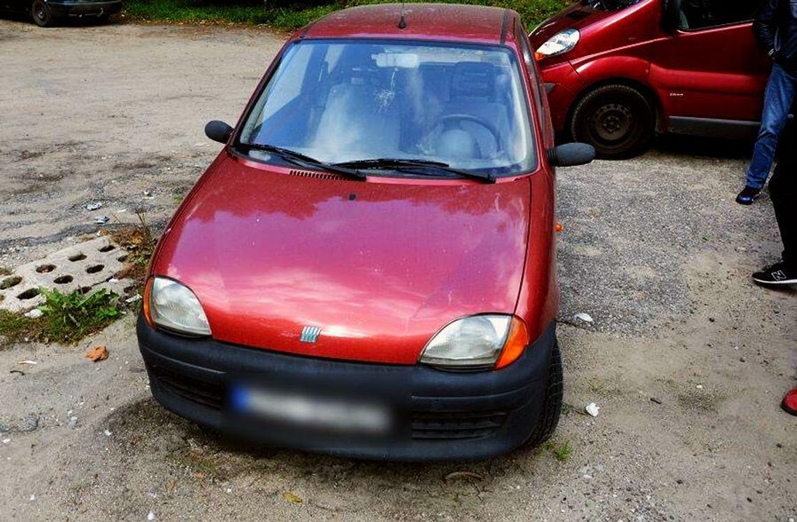 Młoda kobieta z Pruszcza z zarzutami kradzieży fiata siecento