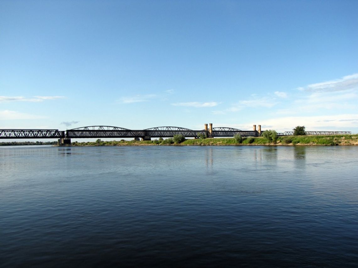 Młody mężczyzna skoczył z mostu do rzeki Młody mężczyzna skoczył z mostu do rzeki