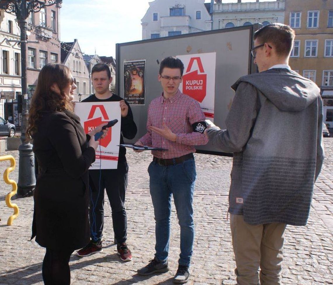 Młodzież Wszechpolska zachęcała na pl. Hallera do kupowania polskich produktów. "Jesteśmy zależni od zagranicznych firm" Młodzież Wszechpolska zachęcała na pl. Hallera do kupowania polskich produktów. "Jesteśmy zależni od zagranicznych firm"