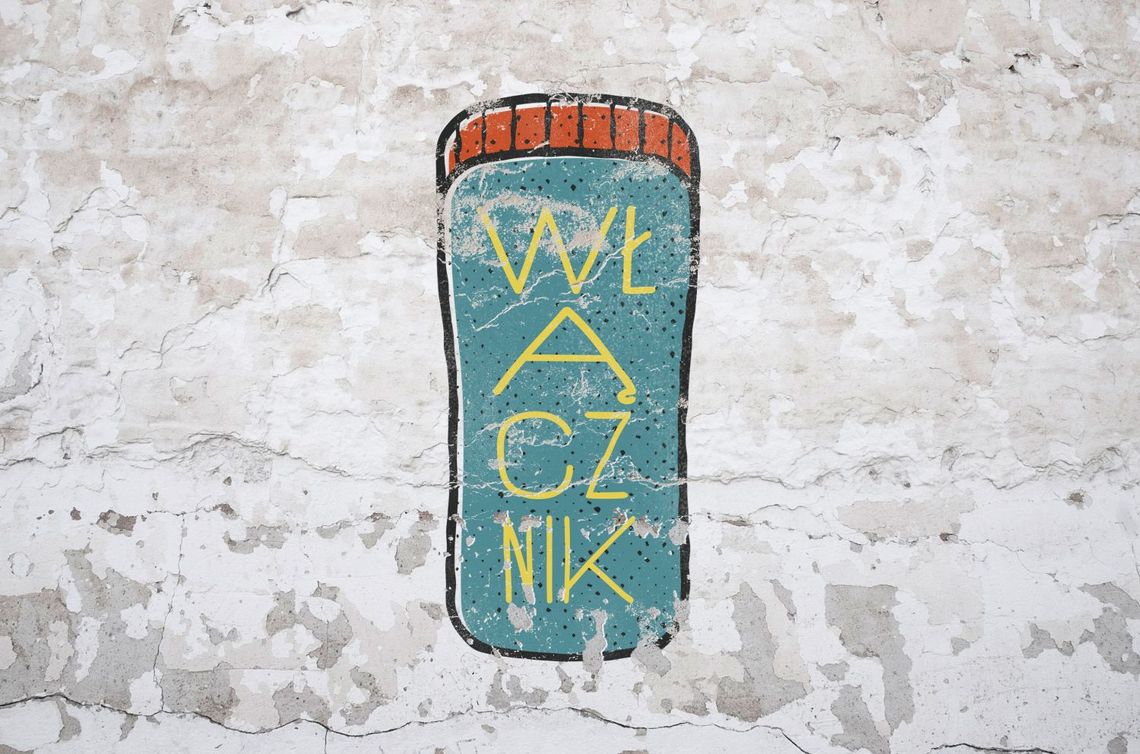 Młodzież z artystą tworzą graffiti na starówce Młodzież z artystą tworzą graffiti na starówce