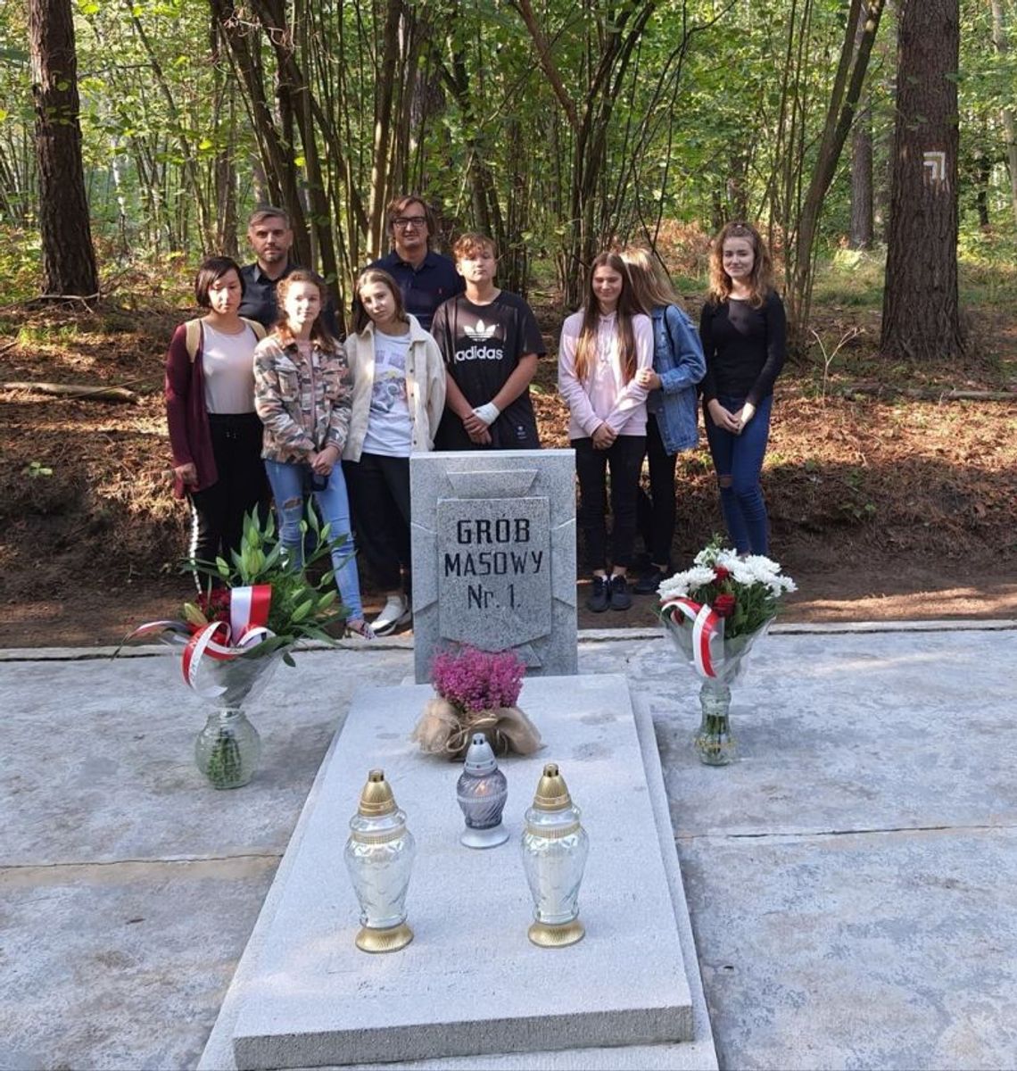 Młodzież z pelplińskich szkół odwiedziła miejsce zbiorowych egzekucji w Lesie Szpęgawskim