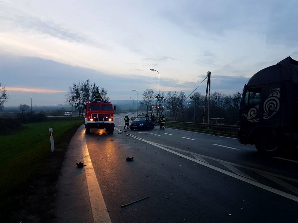 Mogło dojść do tragedii! Poważny wypadek na "jedynce" - jedna osoba trafiła do szpitala