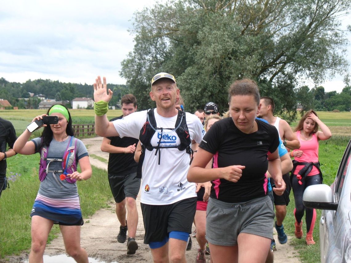 Morderczy bieg w szczytnym celu! Piękna postawa mieszkańców. Wspierali śmiałka na trasie 