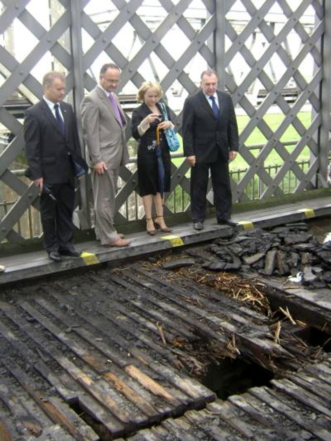 Most, który dzieli i nie samorządzi się, bo jest dziurawy a lokalna władza - bezradna! Most, który dzieli i nie samorządzi się, bo jest dziurawy a lokalna władza - bezradna!