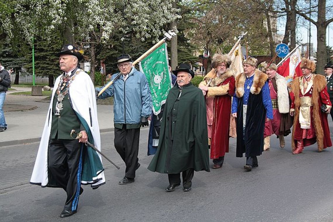 Msza, strzelanie i kielich brackiego miodu