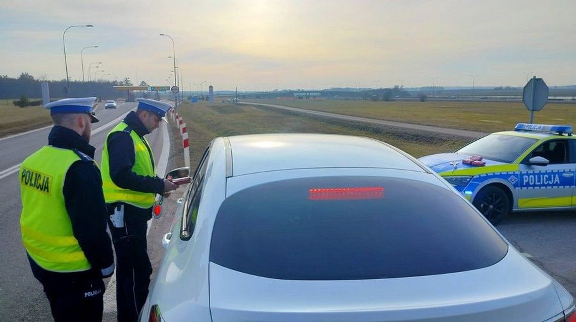 Mundurowi z drogówki dbają o bezpieczne ferie na drodze